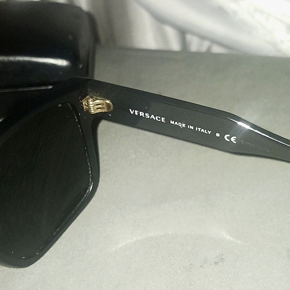 Versace Sunglasses w/case - Picture 4 of 6